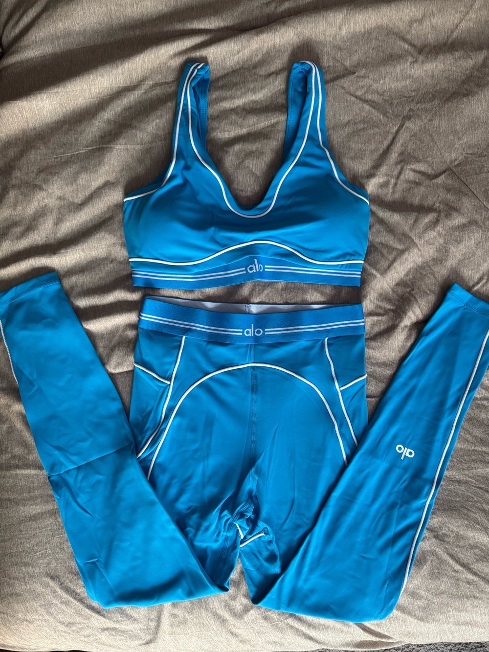 ALO Yoga Blue Sports Bra and Leggings Set